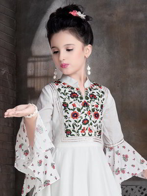 Белый хлопковый индийское национальное длинное платье / анаркали / костюм для девочки с длинными рукавами, украшенный вышивкой с аппликацией со стразами