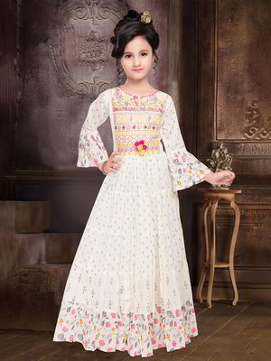 Кремовый шёлковый индийское национальное длинное платье / анаркали / костюм для девочки с длинными рукавами, украшенный печатным рисунком со стразами