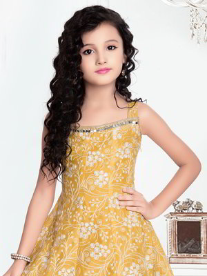 Жёлтый шёлковый индийское национальное платье / костюм для девочки без рукавов с пайетками