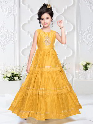 Жёлтый шёлковый индийское платье «в пол» / костюм для девочки без рукавов, украшенный вышивкой люрексом с бисером