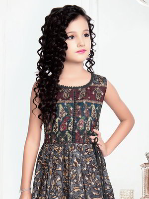 Серый индийское платье «в пол» / костюм для девочки из хлопка с шёлком и фатина без рукавов, украшенный печатным рисунком