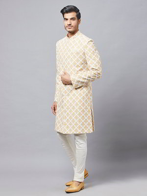 Белый хлопко-шёлковый индийский мужской костюм, украшенный печатным рисунком
