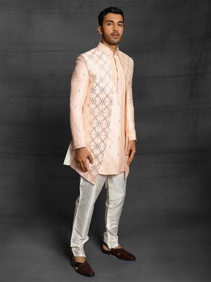 Персиковый шёлковый индийский мужской костюм с кусочками зеркалец