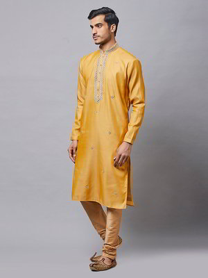 Горчичный и жёлтый шёлковый индийский национальный мужской костюм с кусочками зеркалец