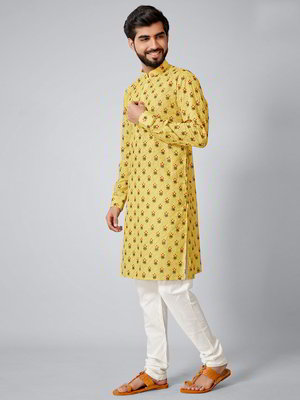 Жёлтый хлопко-шёлковый индийский национальный мужской костюм, украшенный печатным рисунком