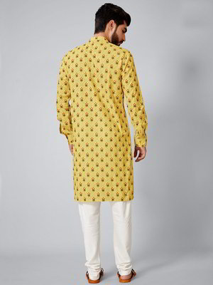 Жёлтый хлопко-шёлковый индийский национальный мужской костюм, украшенный печатным рисунком