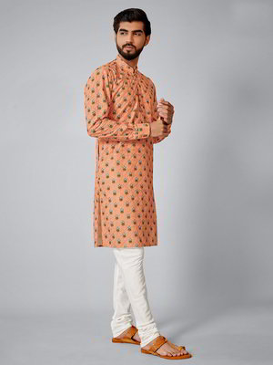 Персиковый хлопко-шёлковый индийский национальный мужской костюм, украшенный печатным рисунком