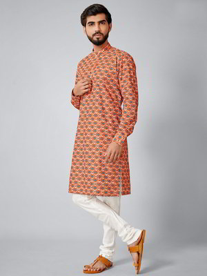 Оранжевый хлопко-шёлковый индийский национальный мужской костюм, украшенный печатным рисунком