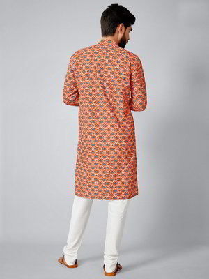 Оранжевый хлопко-шёлковый индийский национальный мужской костюм, украшенный печатным рисунком