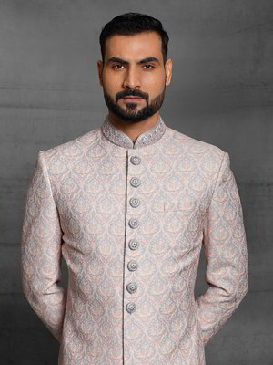 Кремовый, розовый и серый шёлковый индийский свадебный мужской костюм со стразами, пайетками