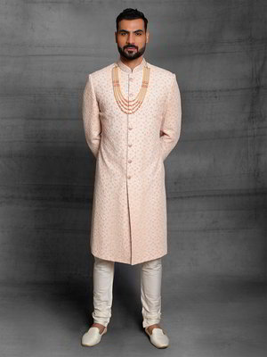 Персиковый шёлковый индийский свадебный мужской костюм с пайетками