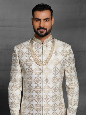 Молочный шёлковый индийский свадебный мужской костюм, украшенный вышивкой люрексом
