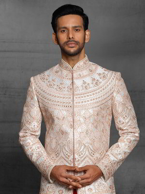 Кремовый шёлковый индийский свадебный мужской костюм со стразами