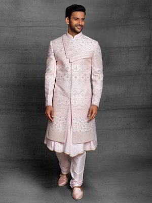 Светло-розовый шёлковый индийский свадебный мужской костюм со стразами