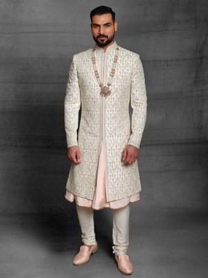 Кремовый индийский свадебный мужской костюм из шёлка с пайетками