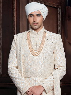 Молочный шёлковый индийский свадебный мужской костюм с пайетками