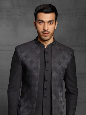 Чёрный текстурированный мужской костюм