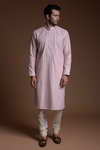 *Розовый шёлковый индийский национальный мужской костюм, украшенный вышивкой