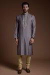*Серый шёлковый индийский национальный мужской костюм, украшенный вышивкой