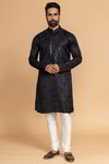 *Чёрный шёлковый индийский национальный мужской костюм, украшенный вышивкой