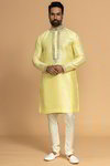 *Жёлтый и цвета лайма шёлковый индийский национальный мужской костюм, украшенный вышивкой