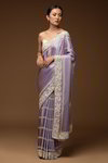 *Серебристое и фиолетовое атласное эффектное праздничное нарядное свадебное индийское сари, украшенное вышивкой