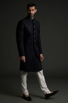*Чёрный шёлковый индийский свадебный мужской костюм / шервани, украшенный вышивкой