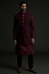 *Фиолетовый и сливовый шёлковый индийский свадебный мужской костюм / шервани, украшенный вышивкой