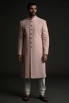 *Светло-розовый шёлковый индийский свадебный мужской костюм / шервани, украшенный вышивкой