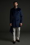 *Тёмно-синий замшевый индийский свадебный мужской костюм / шервани, украшенный вышивкой