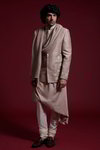 *Розовый шёлковый и шёлковый индийский свадебный мужской костюм / шервани, украшенный вышивкой