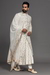 *Цвета айвори шёлковый и шёлковый индийский свадебный мужской костюм / шервани, украшенный вышивкой