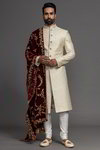*Белый индийский свадебный мужской костюм / шервани из шёлка-сырца и бархата, украшенный вышивкой