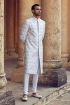 *Белый шёлковый индийский свадебный мужской костюм / шервани, украшенный вышивкой