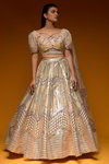 *Бежевый индийский женский свадебный костюм лехенга (ленга) чоли из шёлка-сырца, органзы, крепа и фатина, украшенный вышивкой