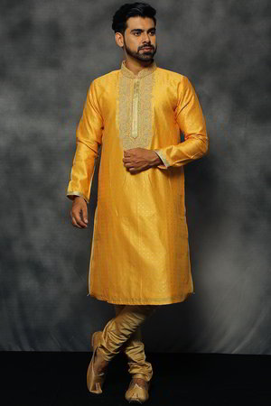 Жёлтый и белый хлопко-шёлковый и парчёвый индийский национальный мужской костюм, украшенный вышивкой