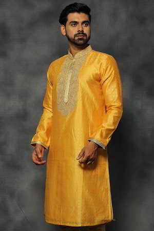 Жёлтый и белый хлопко-шёлковый и парчёвый индийский национальный мужской костюм, украшенный вышивкой