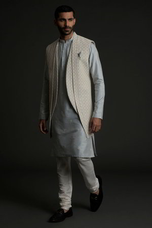 Серый шёлковый национальный мужской костюм с жилетом, украшенный вышивкой