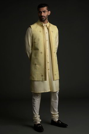 Жёлтый национальный мужской костюм с жилетом из хлопка с шёлком, украшенный вышивкой