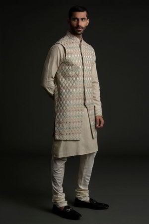 Бежевый хлопко-шёлковый национальный мужской костюм с жилетом, украшенный вышивкой