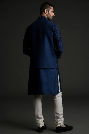 Тёмно-синий хлопко-шёлковый национальный мужской костюм с жилетом, украшенный вышивкой