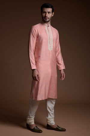 Лососевый и розовый шёлковый индийский национальный мужской костюм, украшенный вышивкой