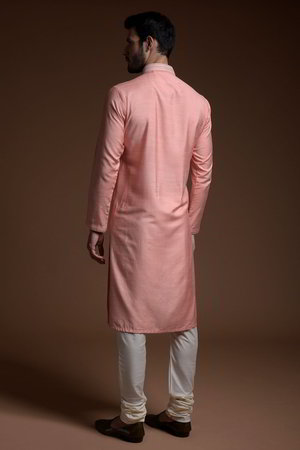 Лососевый и розовый шёлковый индийский национальный мужской костюм, украшенный вышивкой