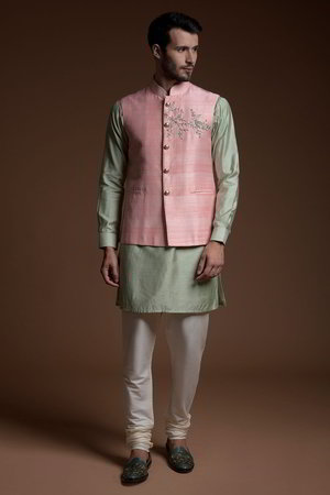 Зелёный шёлковый индийский национальный мужской костюм, украшенный вышивкой
