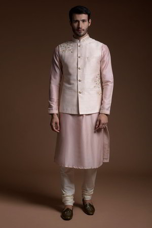 Розовый индийский национальный мужской костюм из шёлка, украшенный вышивкой