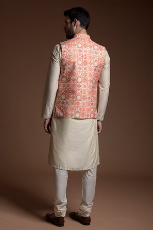 Бежевый льняной и шёлковый индийский национальный мужской костюм