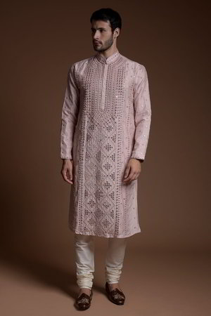 Розовый шёлковый индийский национальный мужской костюм, украшенный вышивкой