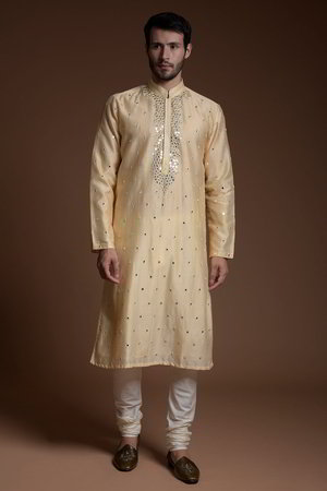 Жёлтый шёлковый индийский национальный мужской костюм, украшенный вышивкой