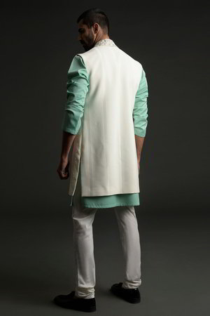 Белый шёлковый национальный мужской костюм с жилетом