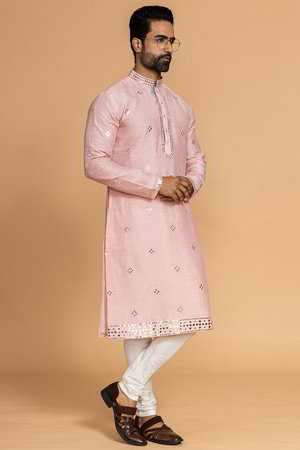 Перламутровый шёлковый индийский национальный мужской костюм, украшенный вышивкой